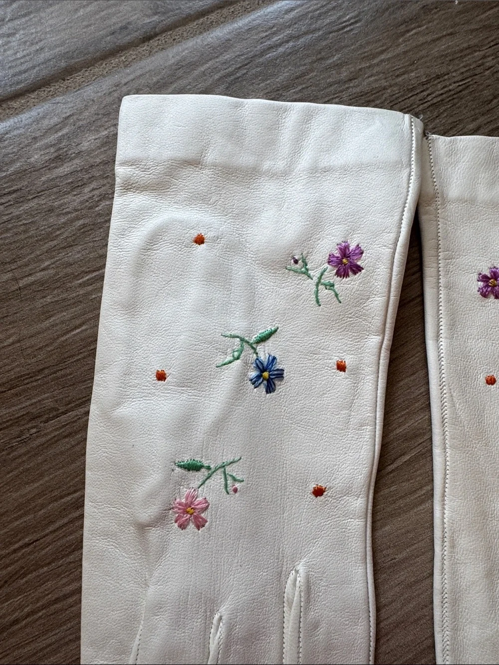 New Vintage leather floral embroidered 7 1/2 gloves